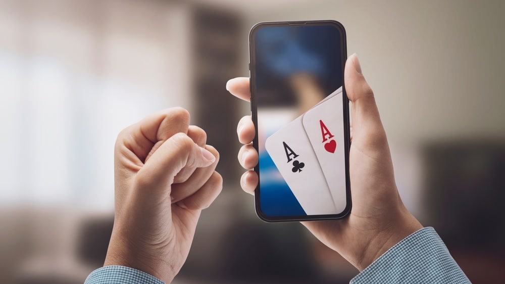 Žena igra online poker